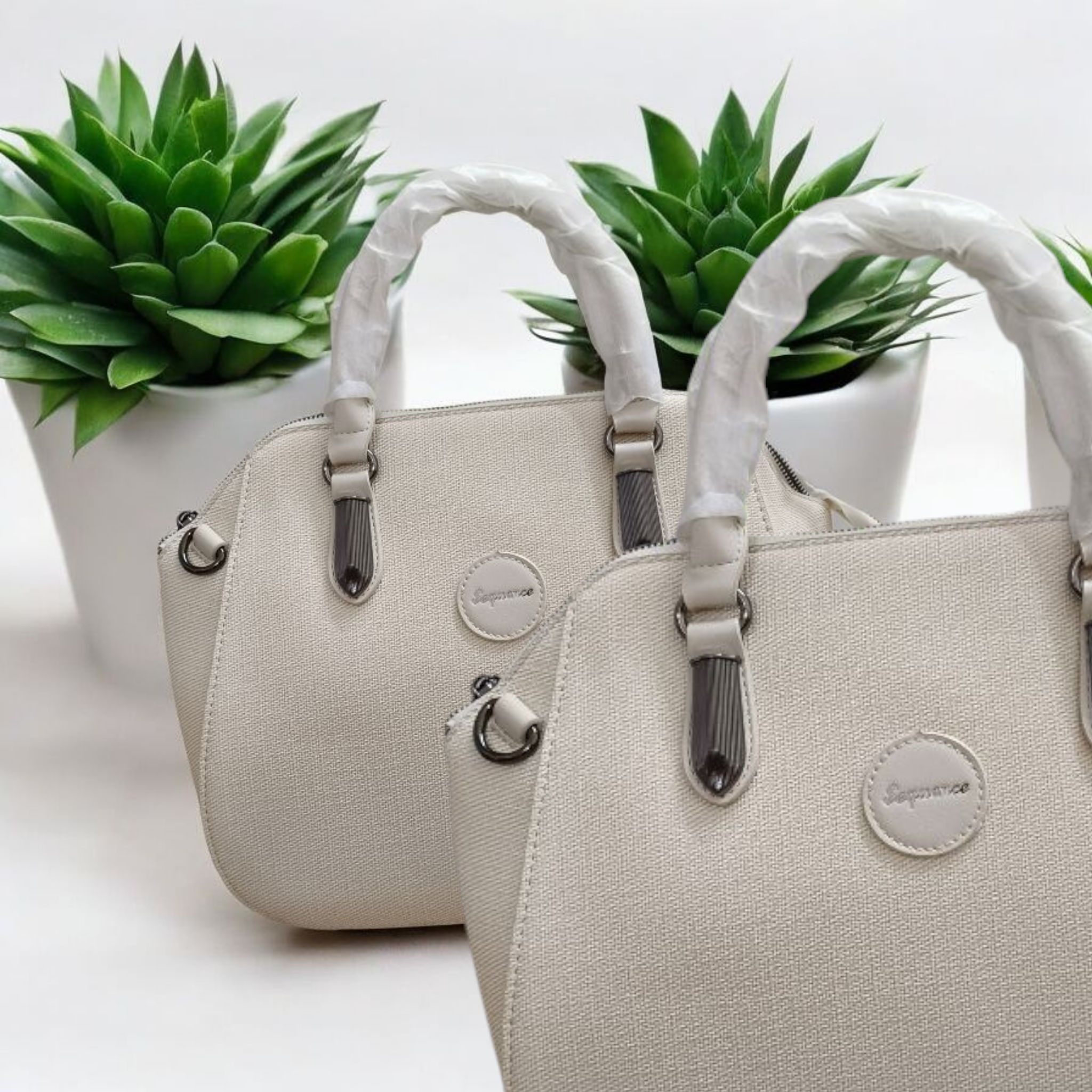 Luxury White Purse – Elegant Design...