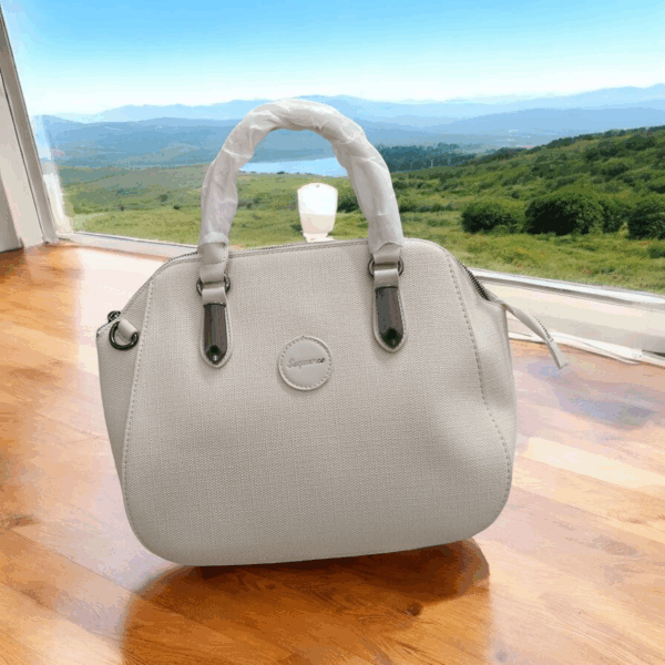 Luxury White Purse – Elegant Design with Adjustable Shoulder Strap