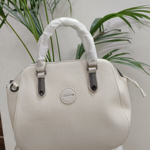 Luxury White Purse – Elegant Design with Adjustable Shoulder Strap